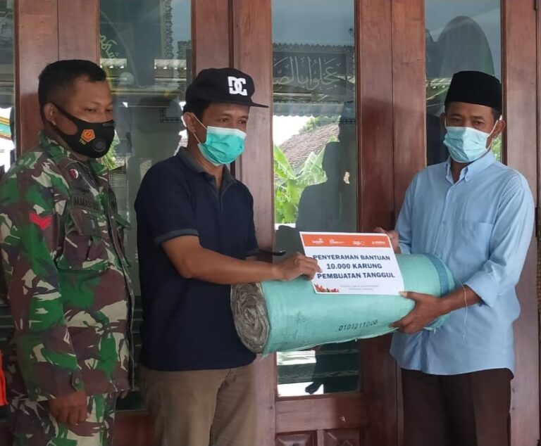 MDMC Jombang Bantu 10 Ribu Karung Untuk Perbaiki Tanggul Jebol
