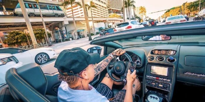 Mantan Gelandangan Dirikan Agensi Marketing di Instagram, Kini Punya Mobil Ferarri