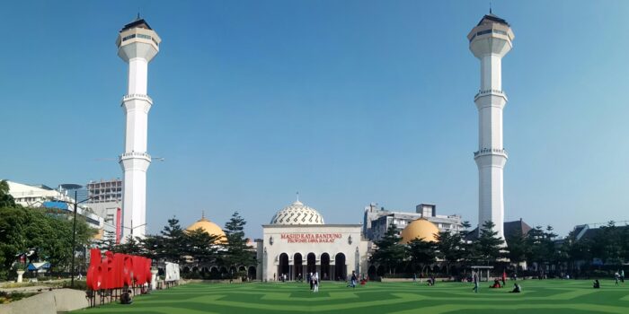 Masjid Raya Bandung, Alami Bernuansa Seni (2)