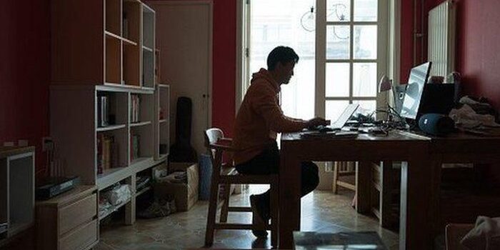 Tetangga Banyak Duit tapi di Rumah Aja? Jangan Langsung Dituduh Babi Ngepet!