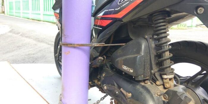 Unik! Diduga Milik Pelaku, Motor Dilas ke Tiang Listrik, Tidak akan Dilepas sampai Maling Ditangkap