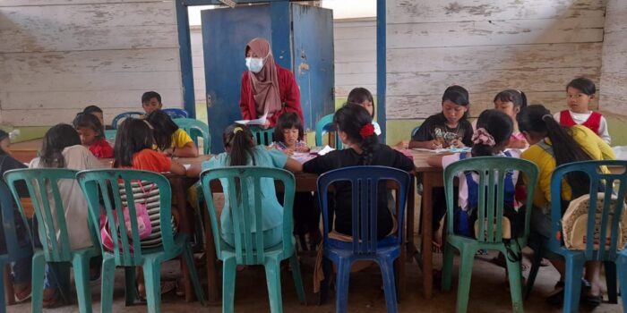 Luar Biasa! Mia, Mahasiswi UM Bandung Melaksanakan KKN Secara Individu di Daerah Terpencil