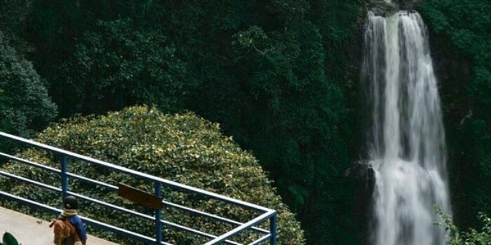 Yuk Wisata ke Curug Pelangi, Air Terjun Cantik Seperti Pelangi di Malam Hari