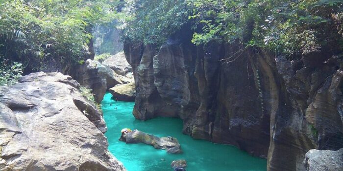 Sungai Cikahuripan yang Berjuluk ”Green Canyon” Bandung Barat