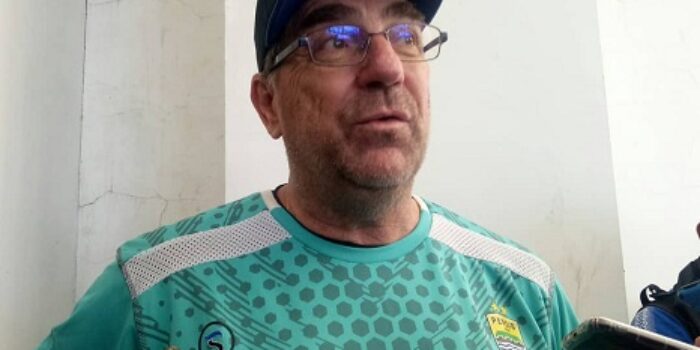 Selama PPKM Darurat, Robert Alberts Kesulitan Memantau Pemain Persib