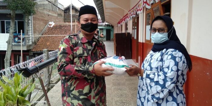 Pemuda Peduli Kesehatan Masyarakat Bagikan Beras dan APD
