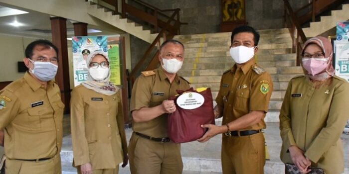 Bantu Penanganan Covid-19, Bupati Bandung Sumbangkan Gajinya