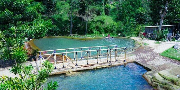 Berendam Sehat di Pemandian Air Panas Curug Cipanas Nagrak Lembang
