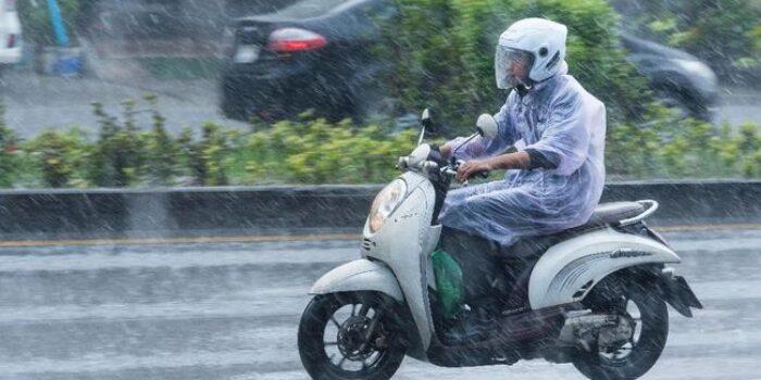 Gunakan Motor Saat Musim Hujan, Inilah 6 Persiapan Sebelum Berkendara