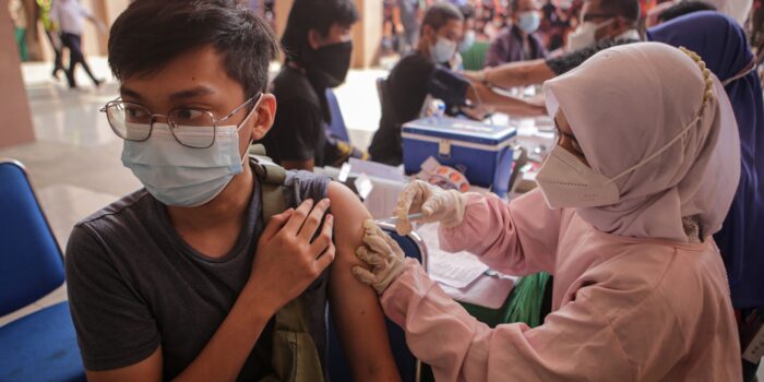 Tahun Kedua Penanganan Pandemi Covid-19, Vaksinasi dan PPKM Jadi Isu Utama