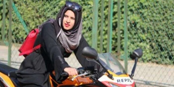 Tips Aman dan Nyaman Berkendara Motor untuk Perempuan