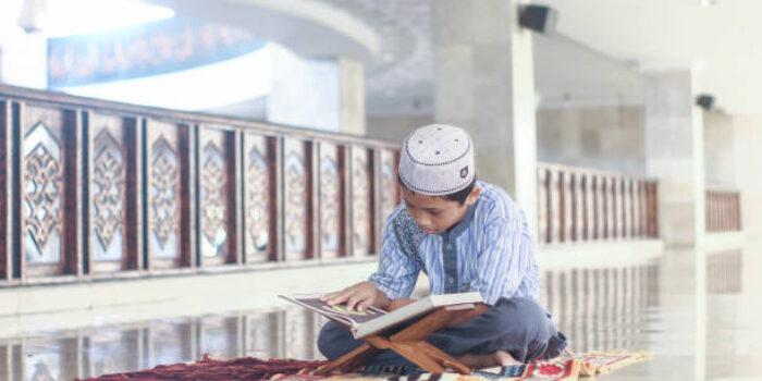 Mau Beriktikaf di Masjid? Ini Beberapa Amalan yang Bisa Dilakukan
