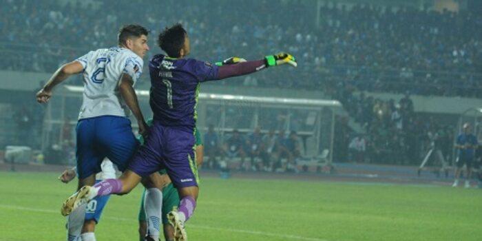 Bek Persib Bandung Ini Selalu Cetak Gol Dengan Sundulan