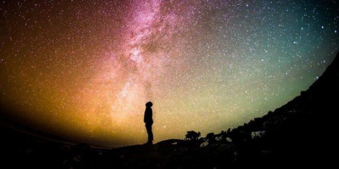 Filosofi Bahagia: Sepi dalam Keramaian