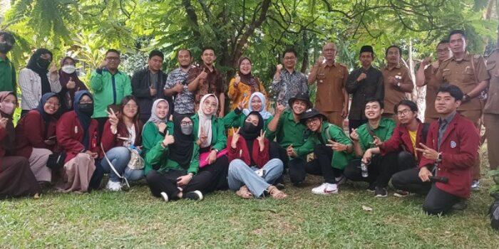 Ditandai Tanam Bibit Pohon dan Potong Tumpeng, KKN Mahasiswa UM Bandung di Cianjur Resmi Berakhir