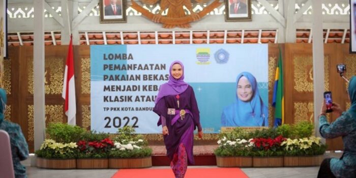 Ibu-ibu Kota Bandung Sulap Pakaian Bekas Jadi Kebaya Baru