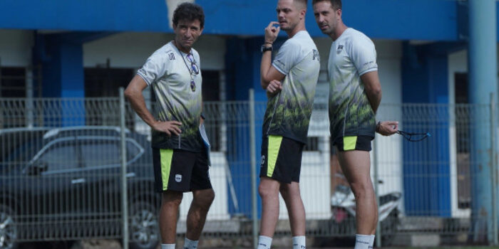 Sang Entrenador Sudah Pimpin Latihan Tim Maung Bandung