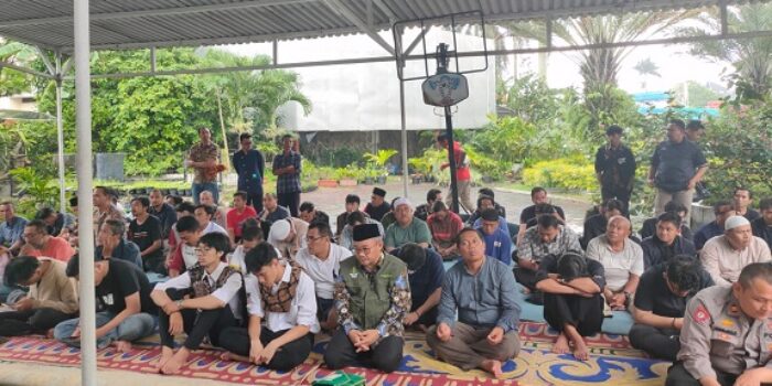 Masjid Grand Asrilia Hotel Penuh, Sekum PP Muhammadiyah Sholat Jumat di Halaman