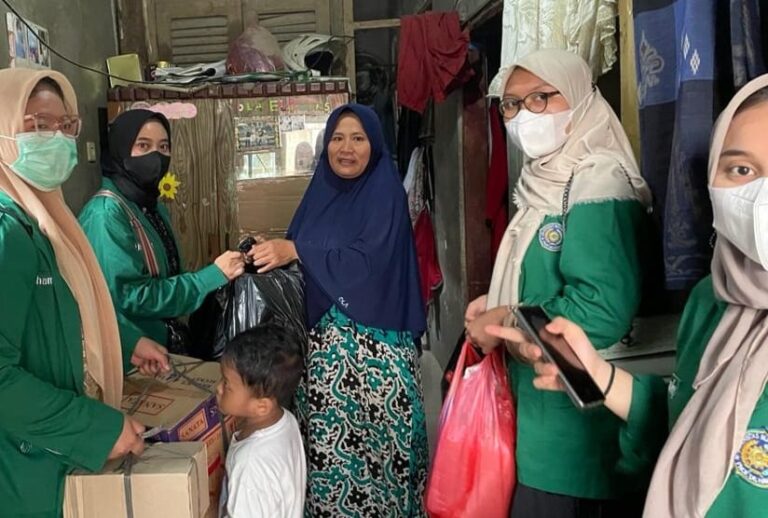 Tugas Mata Kuliah Kemuhammadiyahan, Mahasiswa PGSD Uhamka Jakarta Lakukan Pemberdayaan Keluarga Dhuafa
