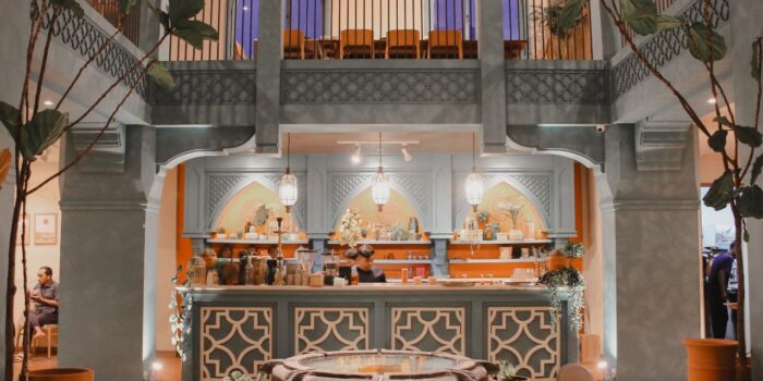 Mau Nongkrong dan Makan di Kafe Nuansa Timur Tengah? Ke Naima Saja!