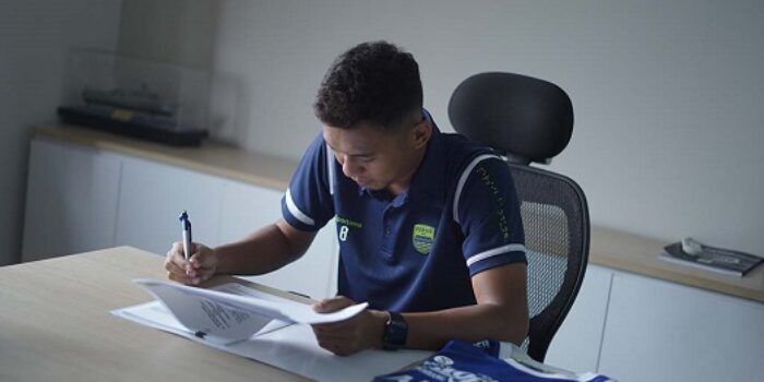 Abdul Aziz Tetap Berkostum Persib Musim Depan