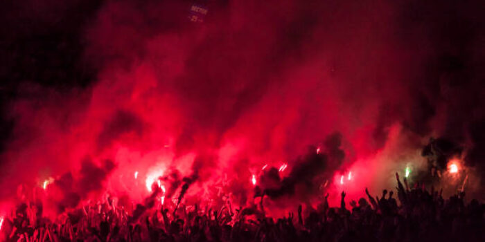 Kenapa Dilarang Menyalakan Flare di Stadion? Ini Penjelasannya