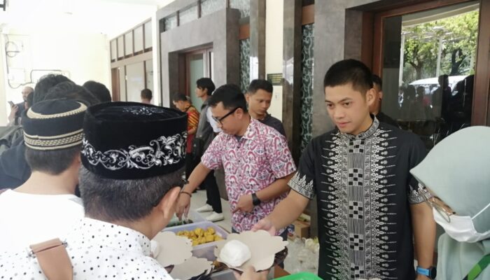 Dapur Kang Rasyid Sediakan Makan Siang Gratis Bagi Jamaah Salat Jumat di Masjid Raya Mujahidin