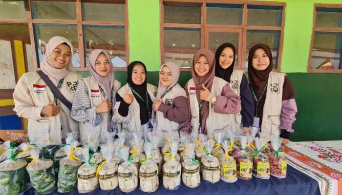 Tim PPK Ormawa HIMA PAI UM Bandung Jual Berbagai Produk Makanan Hasil Kreativitas Masyarakat Cikahuripan