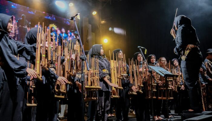 Bandung Pecahkan Rekor Bermain Angklung Terlama 12 Jam Non Stop
