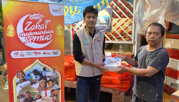 Bantu Penyintas Banjir di Jabodetabek, Lazismu Bagikan Ratusan Takjil dan Makanan Berbuka