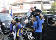 Promosi Humanis, UM Bandung Ramaikan Konvoi Juara Persib dengan Aksi Berbagi