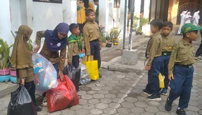 Sedekah Sampah, Langkah Nyata SD Muhammadiyah 01 Kandang Panjang Cintai Lingkungan