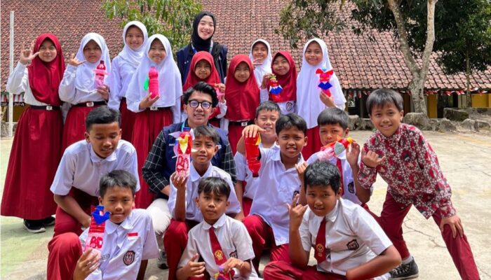 Mahasiswa UM Bandung Tanamkan Budaya Menabung Lewat Daur Ulang Sampah Botol Air Mineral