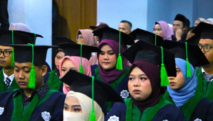Toga dan Ijazah Hanya Simbol, Yang Utama Adalah Akhlak Mulia