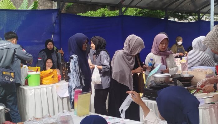 Ramainya Bazar Bandung Lautan Literasi, Mahasiswa  UMBandung Nikmati Kuliner dan Kebersamaan