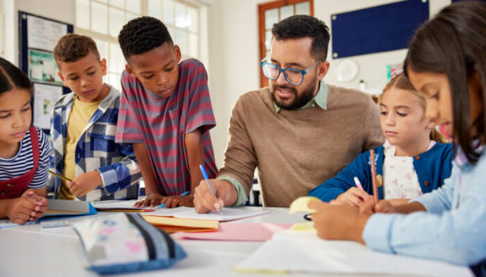 Selama Guru Diposisikan sebagai Pengabdi, Pendidikan Indonesia Tidak Akan Melompat Maju