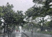 Hujan Sore Bandung: Syahdu bagi Sebagian, Ujian bagi yang Pulang