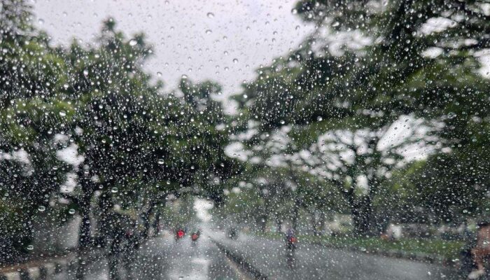 Hujan Sore Bandung: Syahdu bagi Sebagian, Ujian bagi yang Pulang