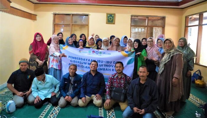 PKM UM Bandung Latih Ibu-ibu Desa Cibereum Olah Limbah Kopi Jadi Produk Bernilai Ekonomi