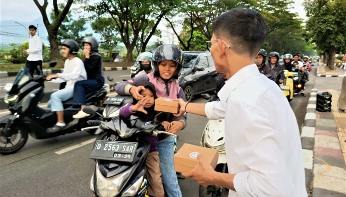 Sambut Waktu Berbuka Puasa, UM Bandung Bagikan Takjil pada Sivitas dan Masyarakat