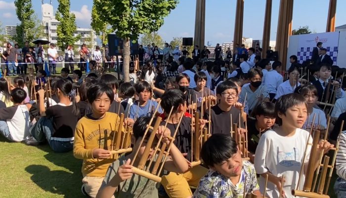 Pelajar Jepang Mainkan Angklung Indonesia dalam Penyambutan Obor Asian Para Games